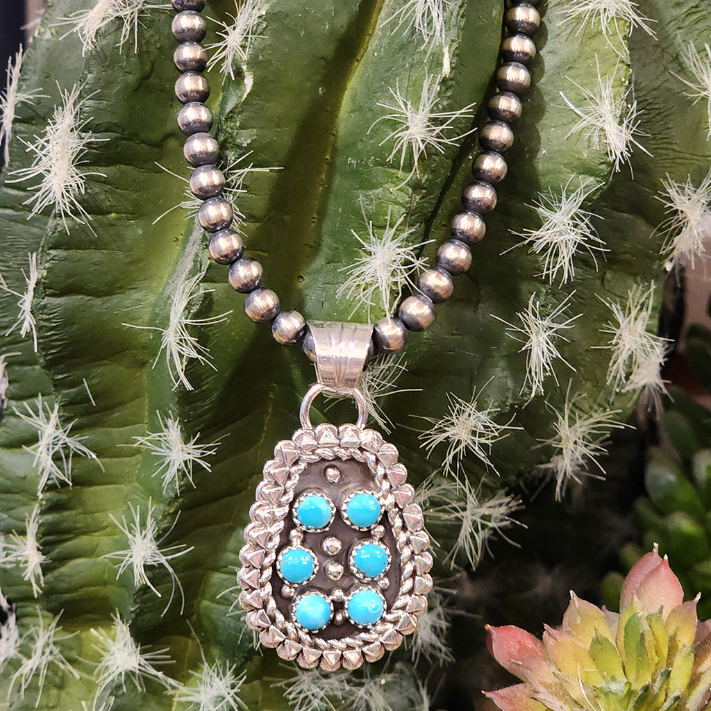 This is a stunning Kingman Turquoise necklace that has so much character and class. Sure to add so much style to any outfit you wear it with.