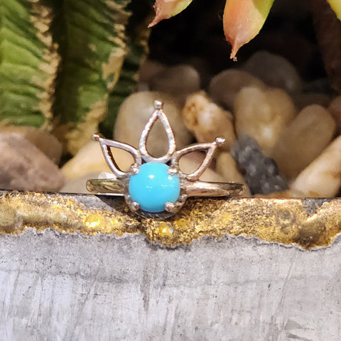 Size 6 ring with 1 Kingman turquoise stone and crown like silver pattern above the stone