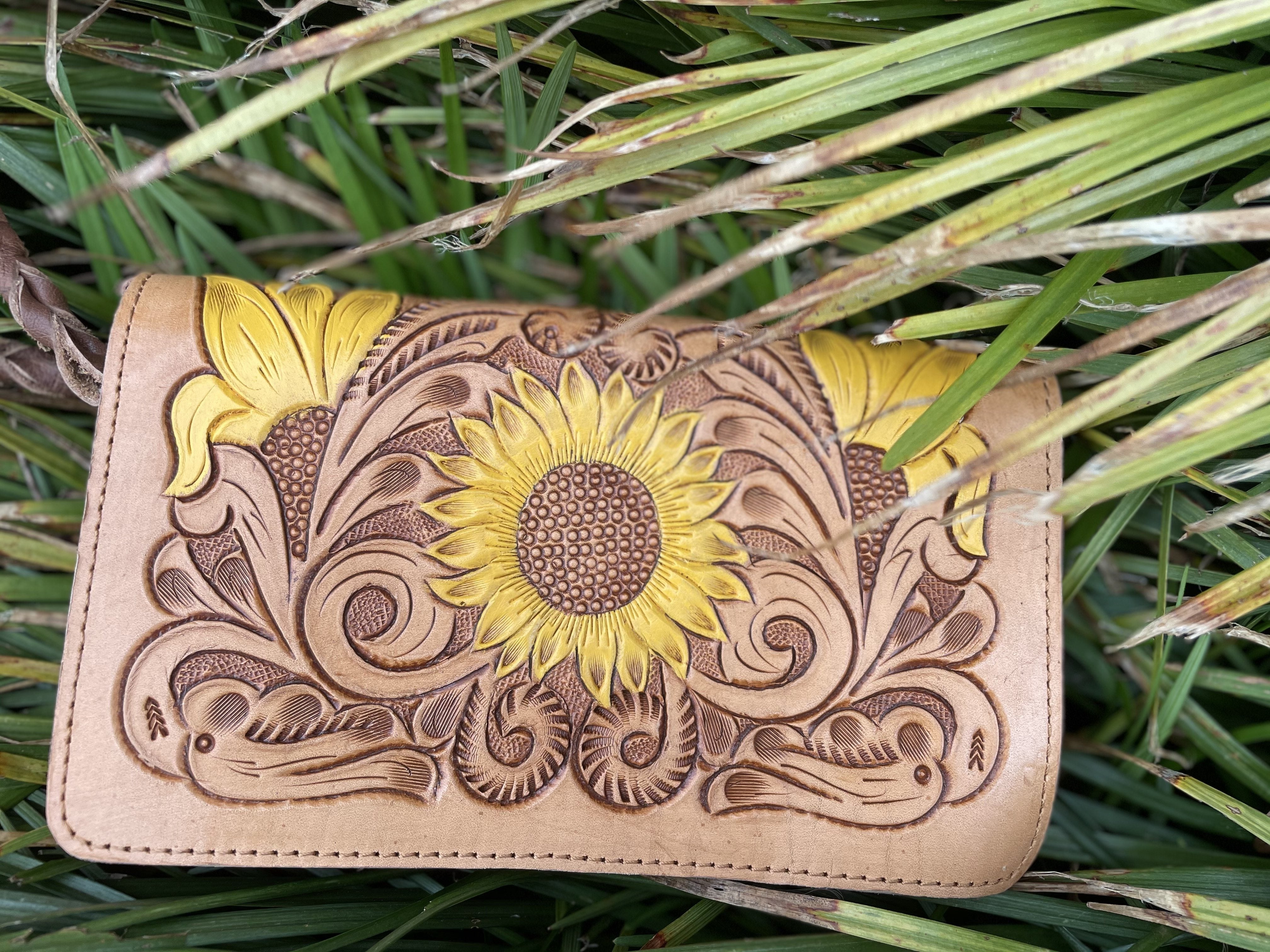 American Darling Flower Tooled Envelope Crossbody – Western Edge, Ltd.